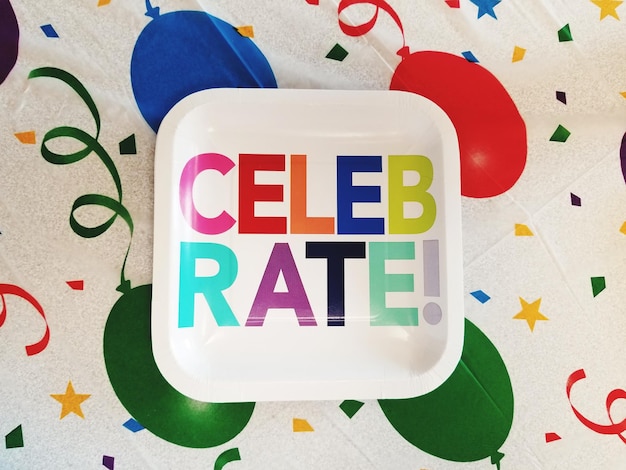 Foto vista ad alta angolazione del testo di celebrazione colorato sul piatto