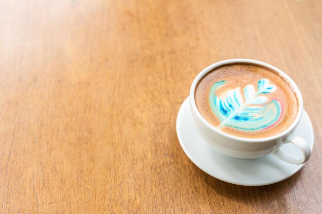 Foto vista ad alto angolo di caffè colorato su un tavolo di legno