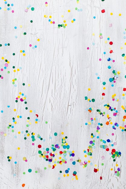 Photo high angle view of colorful confetti on wooden table