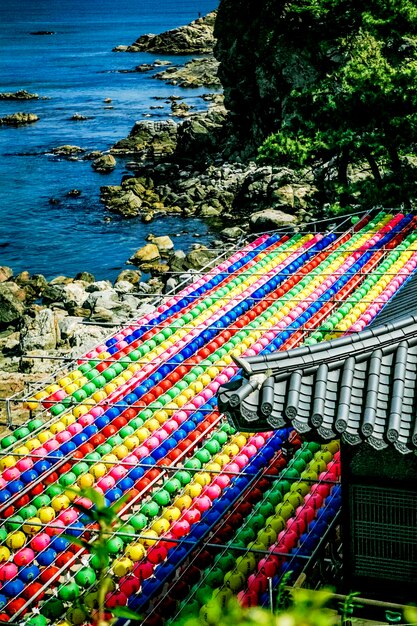 Foto vista ad alto angolo delle lanterne colorate al tempio sul mare