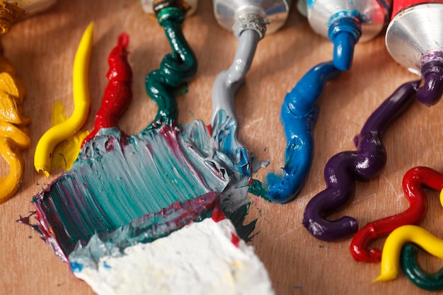 Photo high angle view of colorful paints on table at workshop