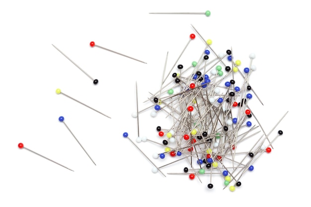 Высокоугольный вид красочных прямых булавок на белом фоне