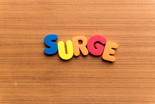 Photo high angle view of colorful surge text on wooden table