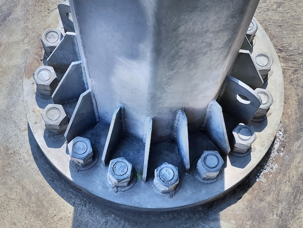 Foto veduta dall'alto della flangia della colonna fissata da bulloni e dadi