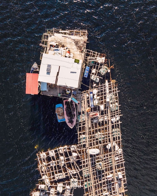 Foto vista ad alto angolo del molo commerciale contro il mare di notte