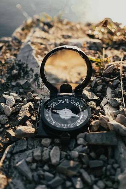 Photo high angle view of compass on rock