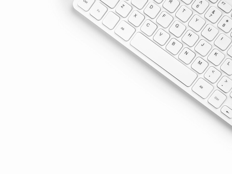 Photo high angle view of computer keyboard over white background