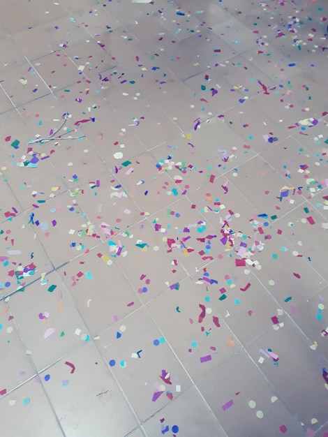 Foto vista ad alto angolo dei confetti sul pavimento