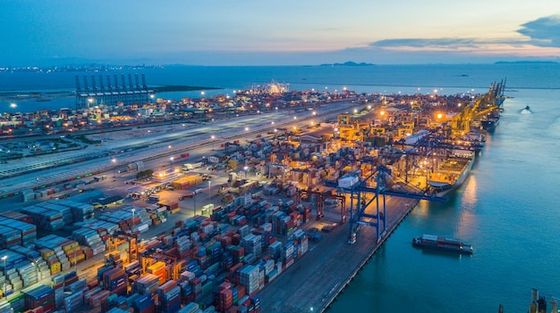 Foto vista ad alto angolo di una nave portacontainer nel molo commerciale