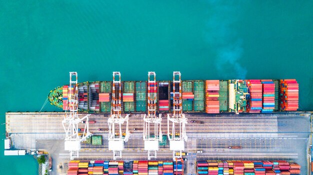 Photo high angle view of container ship at commercial dock