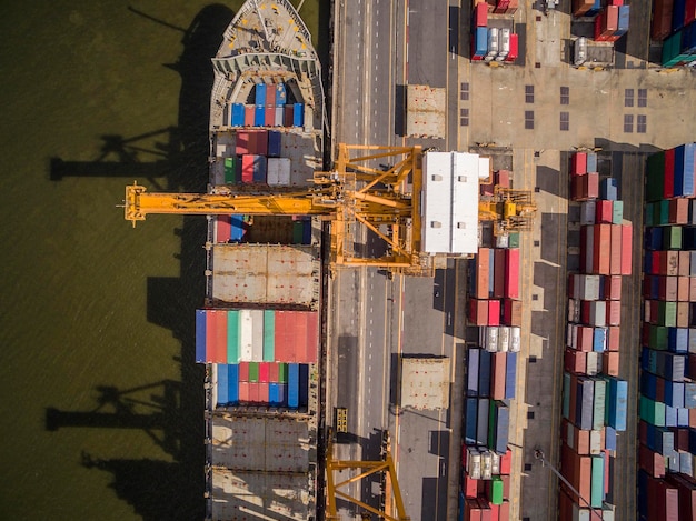 Foto vista ad alto angolo di una nave portacontainer nel molo commerciale