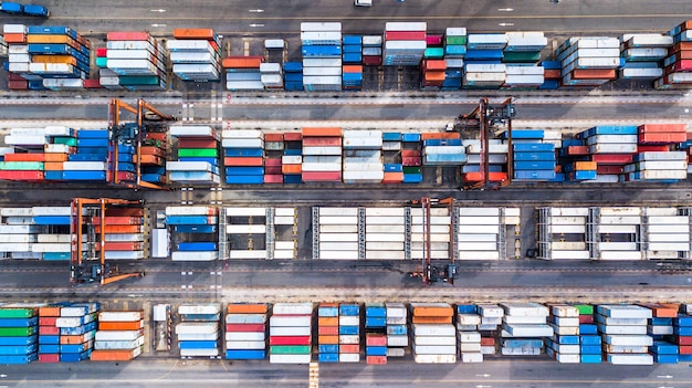 Photo high angle view of container ship at commercial dock