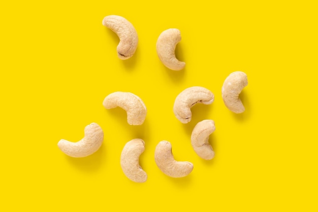 Photo high angle view of cookies against yellow background