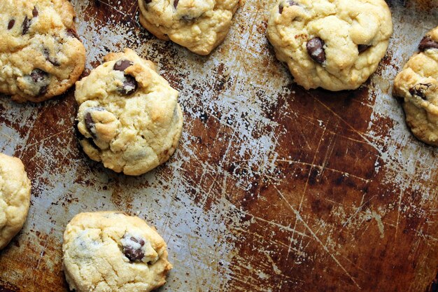 Photo high angle view of cookies arranged on rusty tray