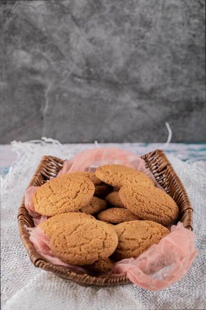 Foto vista ad alta angolazione dei biscotti nel cesto