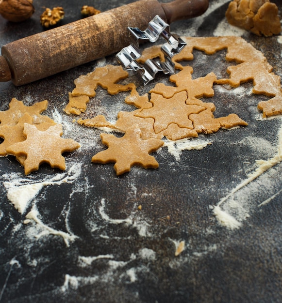 クリスマスツリーのクッキーを高角度で眺める