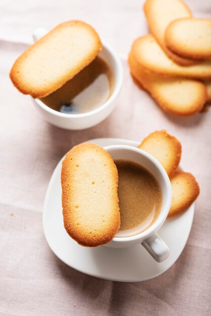 Foto vista ad alto angolo di biscotti e caffè sul tavolo