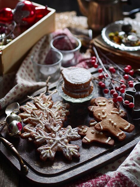 Photo high angle view of cookies in plate on table