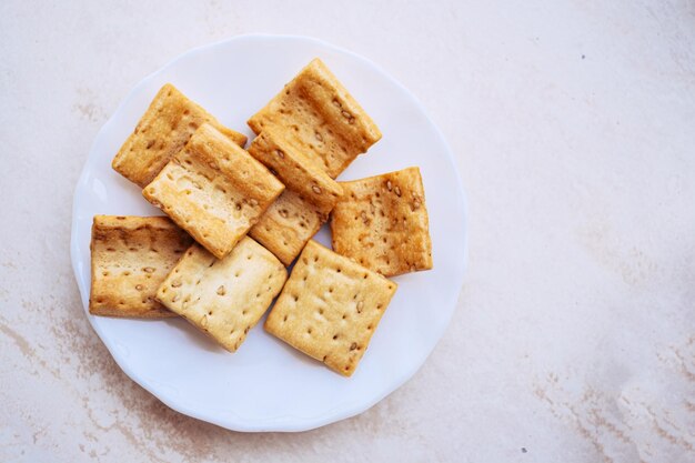 テーブルの上のプレートにあるクッキーの高角度のビュー