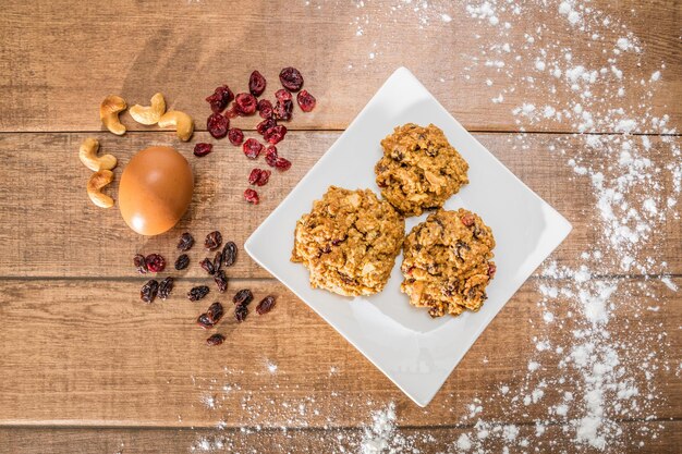 Photo high angle view of cookies in plate on table