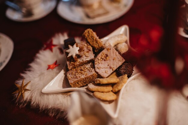 Photo high angle view of cookies in star shape bowl on table