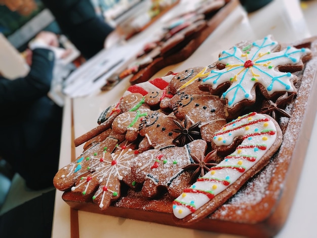 クリスマスのテーブル上のクッキーの高角度のビュー