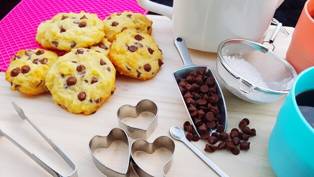 Photo high angle view of cookies on table