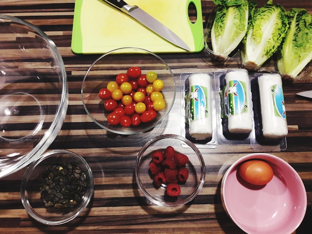 Foto vista ad alto angolo degli utensili da cucina sul tavolo