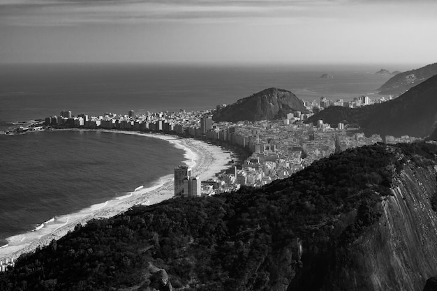 Foto vista ad alto angolo della spiaggia di copacabana e del paesaggio cittadino
