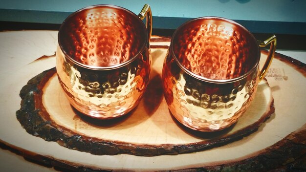 店内での展示用の銅のカップの高角度のビュー