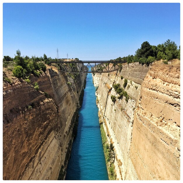 Foto vista ad alta angolazione del canale di corinto contro un cielo limpido