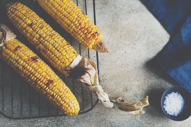 Photo high angle view of corn on table