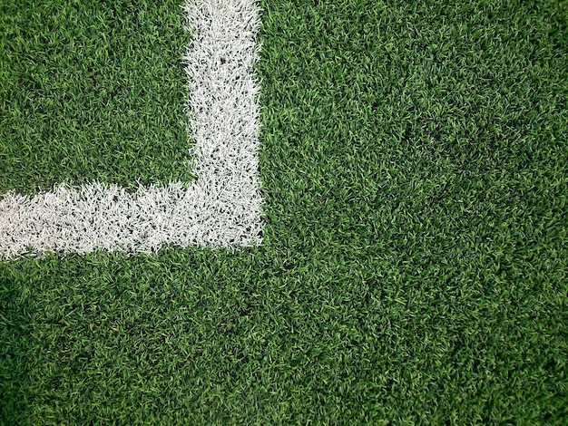 Высокоугольный вид угловой маркировки на футбольном поле