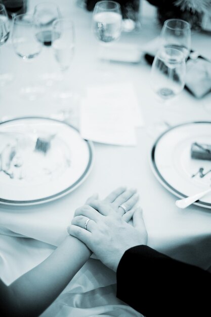 Foto vista ad alto angolo di una coppia che si tiene per mano sul tavolo in un ristorante