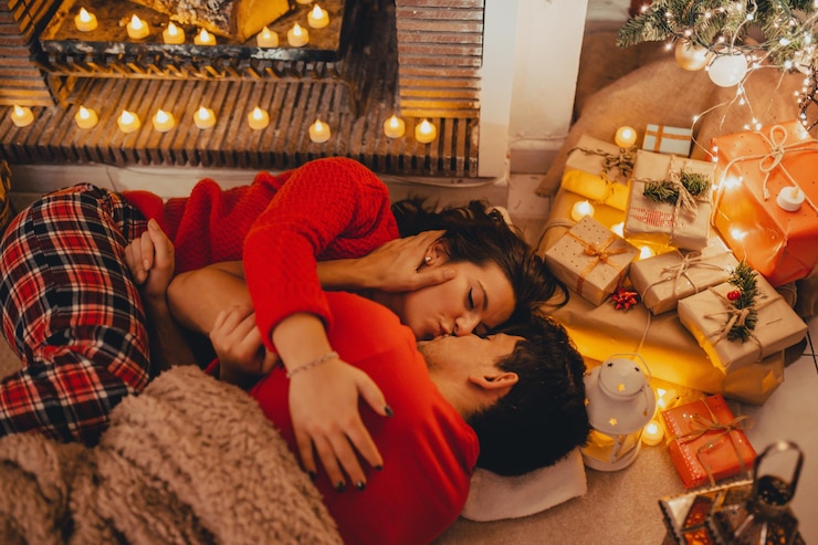Photo 家でキスをしているカップルの高角度のビュー