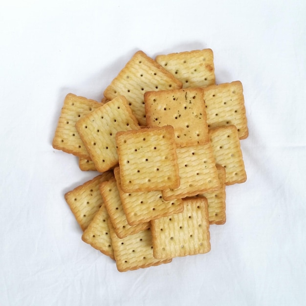 Foto vista ad alto angolo di cracker su sfondo bianco