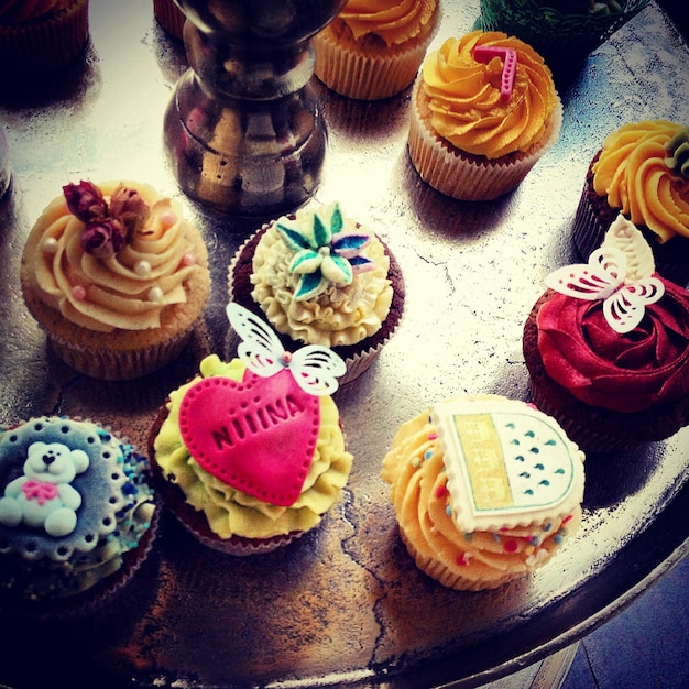 Photo high angle view of creamy cupcakes on table