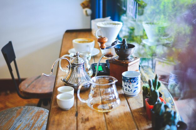 Photo high angle view of crockery on table