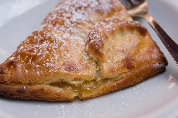 Foto vista ad alto angolo del croissant in piatto su tavola