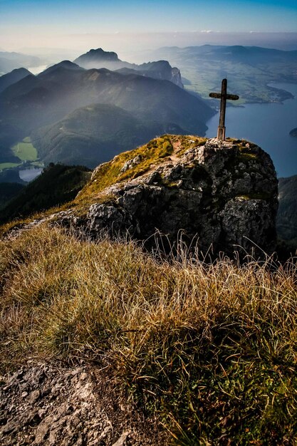 Foto vista ad alta angolazione della croce sulla scogliera