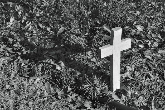 Photo high angle view of cross on grave