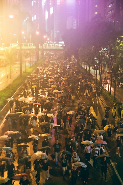 Photo high angle view of crowd on city street at night