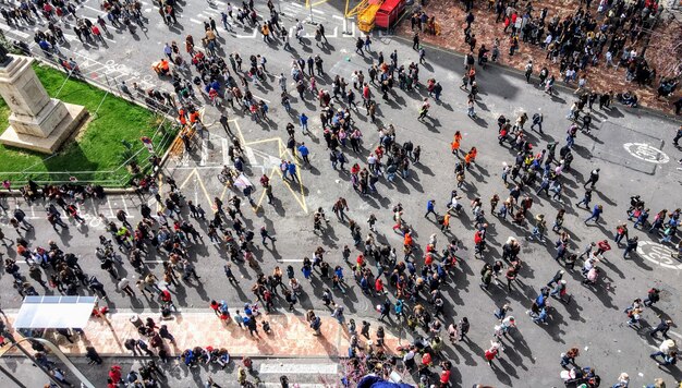 Foto vista ad alta angolazione della folla in una strada della città