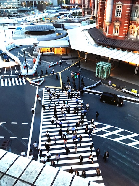 Foto vista ad alta angolazione della folla in una strada della città