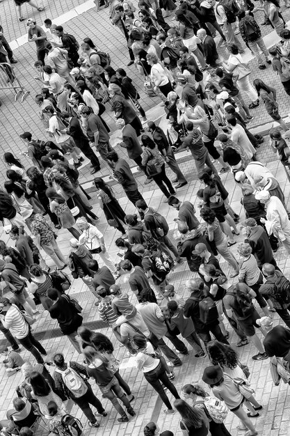 Photo high angle view of crowd on footpath