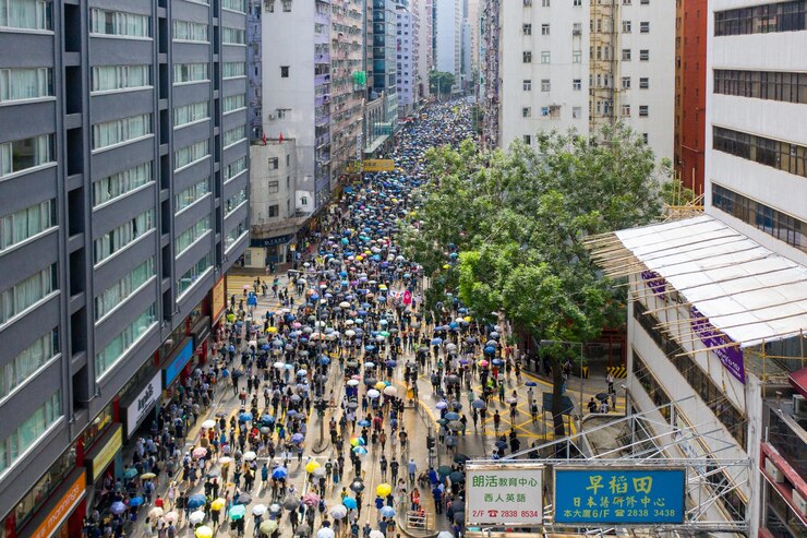 Photo 建筑物中间街道上人群的高角度视图