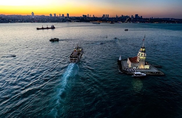 夕暮れ中に海を航海するクルーズ船の高角度の景色