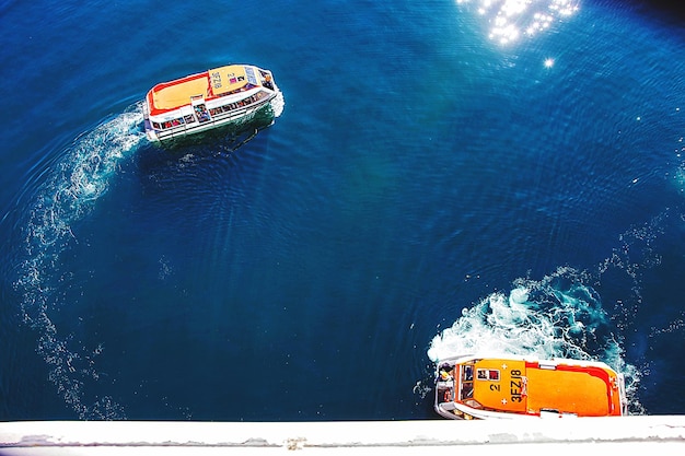 Photo high angle view of cruise ships sailing in sea