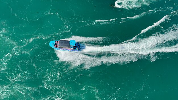 海でのクルーズサーフィンの高角度のビュー