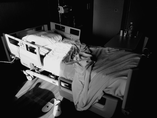 Photo high angle view of crumpled sheet on bed at hospital